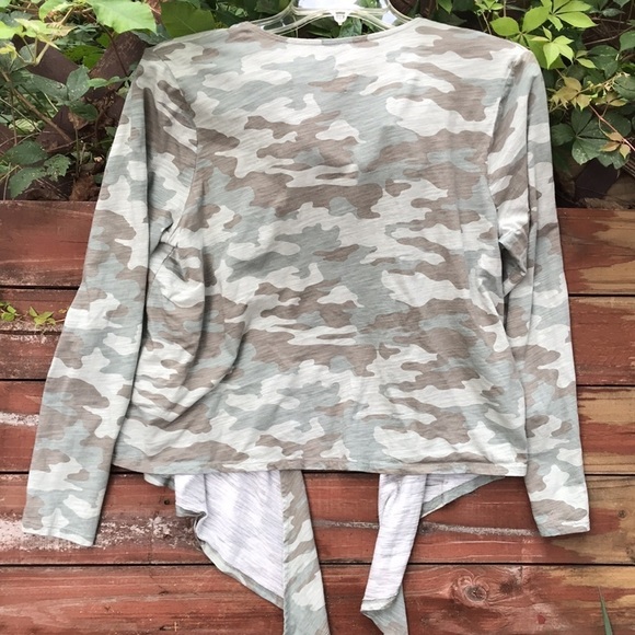 BELLE by KIM GRAVEL CAMO LONG SLEEVE OPEN TOP TIES AT BELLY SIZE SMALL - Picture 5 of 7